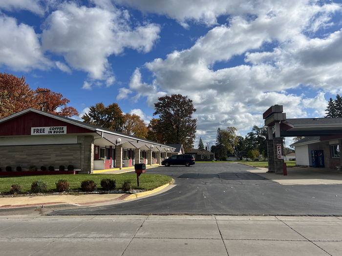 Pinconning Trail Motel (Pinconning Trail Inn, Mackinac Trail House) - October 15 2022 Photo 